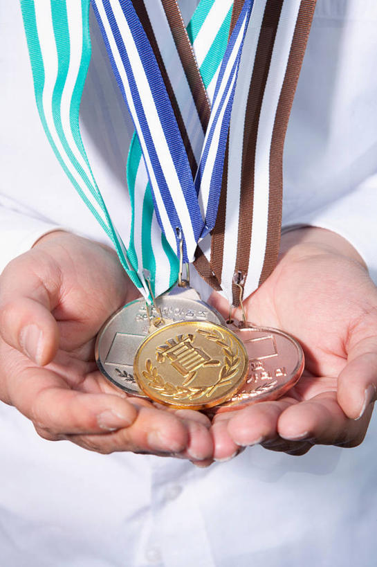 东方人,手,一个人,捧,竖图,室内,特写,白天,白色背景,正面,成功,胜利,亚洲,双手,仅一个男性,仅一个人,服装,休闲装,黄种人,仅一个年轻男性,衣服,休闲,手部,休闲服,光彩,摄影,服饰,影棚,奖牌,金牌,荣誉,奖品,铜牌,银牌,荣耀,光荣,男人,男性,年轻男性,亚洲人,端,端着,捧着,手捧,半身,彩图,影棚拍摄,拍摄