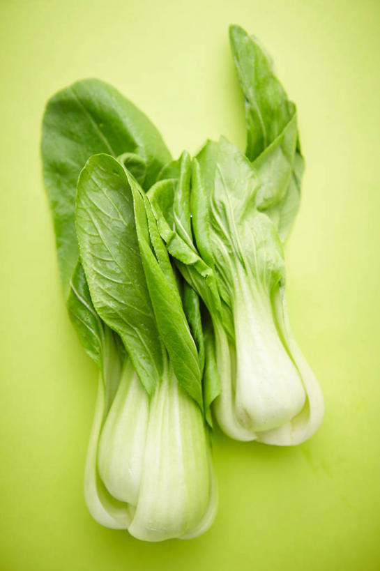 无人,竖图,俯视,室内,特写,白天,蔬菜,阴影,黄色背景,新鲜,反射,影子,青菜,食品,食物,两个,摄影,有机食品,绿色食品,影棚,小白菜,不结球白菜,彩图,高角度拍摄,影棚拍摄,拍摄