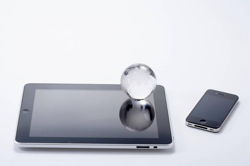 无人,打电话,横图,俯视,室内,特写,白天,白色背景,电脑,笔记本电脑,仪器,海洋,静物,地图,电话,手机,阴影,反射,网格,网络,地球仪,线条,影子,世界地图,地球,陆地,全球,通讯设备,球,一个,经纬线,模型,球体,摄影,地理,国家,影棚,单个,一台,大陆,世界,无线,通信设备,无线网络,纬线,版图,经线,无线上网,便携式电脑,平板电脑,智能手机,经纬仪,一部,地理学,交流,手提电脑,沟通,通话,彩图,高角度拍摄,影棚拍摄,拍摄,大洋,大洲