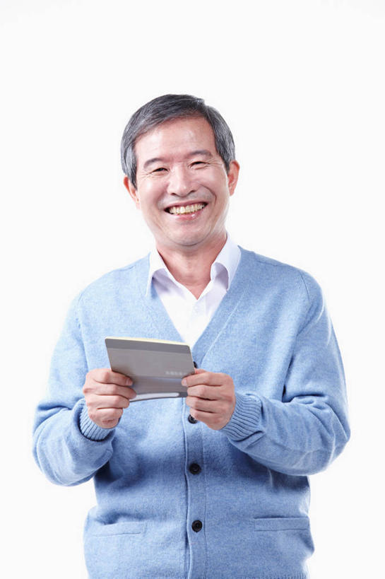 东方人,一个人,站,笑,微笑,露齿笑,竖图,室内,白天,白色背景,正面,亚洲,仅一个男性,仅一个人,握,阴影,服装,反射,影子,注视,休闲装,黄种人,一个,衣服,观察,看,站着,仅一个老年男性,休闲,休闲服,储蓄,存钱,握着,金融,理财,摄影,服饰,影棚,经济,单个,观看,存折,察看,资金,关注,存款,流通,贸易,老年男性,男人,男性,亚洲人,站立,半身,彩图,影棚拍摄,拍摄,存款簿