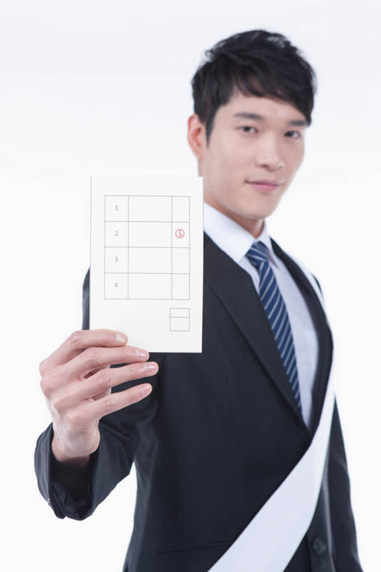 东方人,一个人,商务人士,商务男性,站,竖图,室内,白天,白色背景,正面,衬衫,亚洲,仅一个男性,仅一个人,一张,握,阴影,套装,反射,材料,档案,文件,影子,纸,领带,注视,黄种人,仅一个年轻男性,手稿,资料,观察,看,站着,握着,摄影,影棚,观看,证明,察看,领导,选票,象征,庄重,关注,文档,商务装,身份,荣誉,代表,工薪阶层,绶带,正式,地位,票子,男人,男性,年轻男性,亚洲人,白领,上班族,站立,半身,彩图,影棚拍摄,衬衣,拍摄