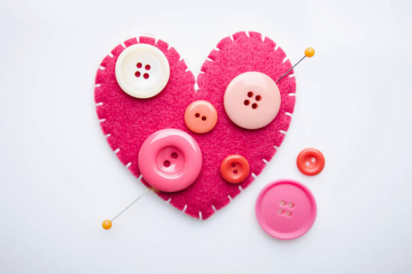 无人,横图,室内,特写,白天,白色背景,正面,爱情,静物,阴影,爱心,反射,影子,浪漫,纽扣,粉色,温暖,温馨,心形,恩爱,摄影,影棚,钮扣,和睦,针包,针垫,心型,彩图,影棚拍摄,拍摄,融洽