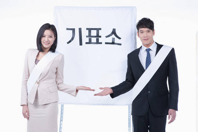 东方人,两个人,商务人士,商务男性,商务女性,站,笑,微笑,露齿笑,横图,室内,白天,白色背景,正面,衬衫,亚洲,阴影,套装,欢迎,反射,标志,文字,影子,字符,字母,注视,黄种人,标识,观察,看,站着,摄影,影棚,观看,察看,领导,选票,象征,关注,商务装,荣誉,代表,工薪阶层,竞选,绶带,地位,韩语,男人,男性,年轻男性,年轻女性,女人,女性,亚洲人,白领,上班族,站立,半身,彩图,影棚拍摄,衬衣,拍摄,朝鲜语,韩国语