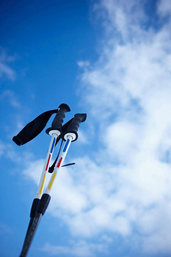 无人,竖图,室外,特写,白天,仰视,美景,阴影,光线,工具,器材,影子,景观,云,云朵,云彩,运动器械,两个,蓝色,白云,蓝天,天空,阳光,自然,天,器械,健身器械,景色,晴朗,拐杖,滑雪杖,自然风光,健身器材,滑雪装备,辅助设备,晴空,彩图,低角度拍摄,运动器材
