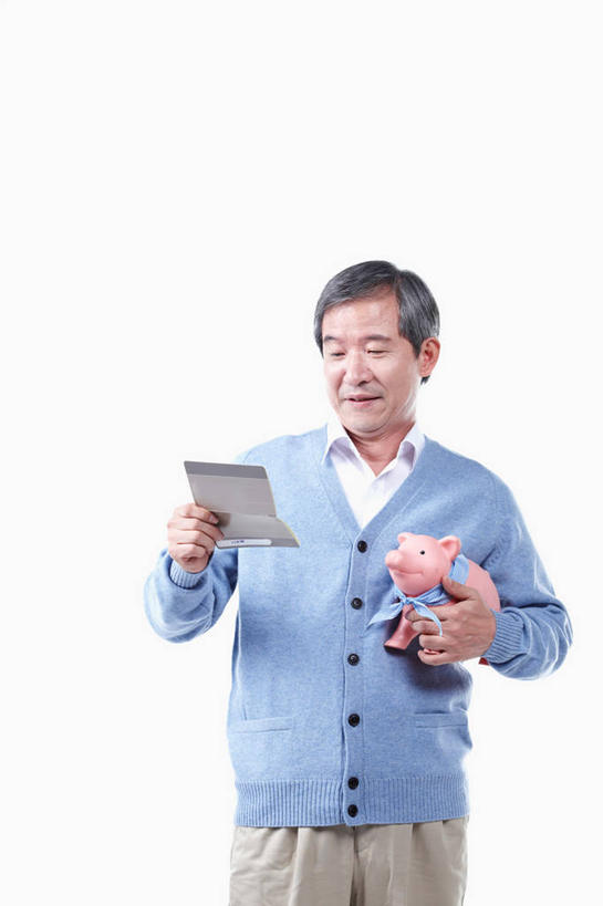 东方人,一个人,站,竖图,室内,白天,白色背景,正面,亚洲,仅一个男性,仅一个人,握,阴影,服装,反射,影子,注视,休闲装,黄种人,衣服,容器,观察,看,站着,仅一个老年男性,休闲,休闲服,储蓄罐,器皿,储蓄,存钱,握着,金融,理财,摄影,服饰,影棚,经济,观看,存折,察看,资金,存钱罐,关注,存款,流通,贸易,贮钱罐,储钱罐,扑满,老年男性,男人,男性,亚洲人,站立,半身,彩图,影棚拍摄,拍摄,存款簿