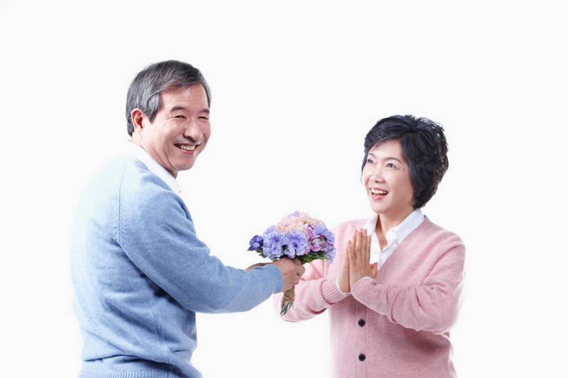 东方人,老年人,两个人,家庭,夫妻,站,笑,微笑,露齿笑,横图,室内,白天,白色背景,正面,爱情,亚洲,阴影,服装,盛开,反射,影子,浪漫,祝福,花蕾,扭头,注视,休闲装,黄种人,花,花瓣,花朵,鲜花,虔诚,衣服,花苞,花蕊,观察,看,祈祷,双手合十,站着,转头,一束,休闲,温暖,温馨,一家人,休闲服,恩爱,恋人,摄影,服饰,影棚,观看,和睦,察看,关注,感谢,合掌,合十礼,合掌礼,合十,莲华合掌,感恩,老年男性,老年女性,男人,男性,女人,女性,亚洲人,夫妇,情侣,站立,半身,彩图,影棚拍摄,拍摄,伴侣,融洽