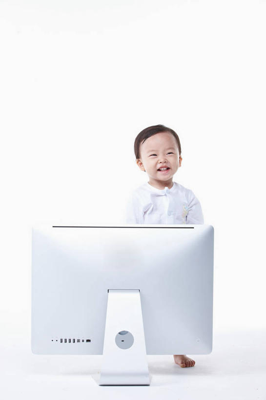 东方人,婴儿,儿童,一个人,站,笑,微笑,竖图,室内,白天,白色背景,正面,婴儿服装,纯洁,电脑,显示器,键盘,亚洲,仅一个人,服装,网络,注视,黄种人,输入设备,通讯设备,小孩,衣服,观察,看,站着,台式电脑,可爱,摄影,服饰,活泼,影棚,观看,察看,衣着,穿着,关注,宝宝,通信设备,输出设备,纯真,烂漫,无邪,衣饰,电脑一体机,伶俐,天真,亚洲人,孩子,站立,彩图,全身,影棚拍摄,婴儿服,拍摄