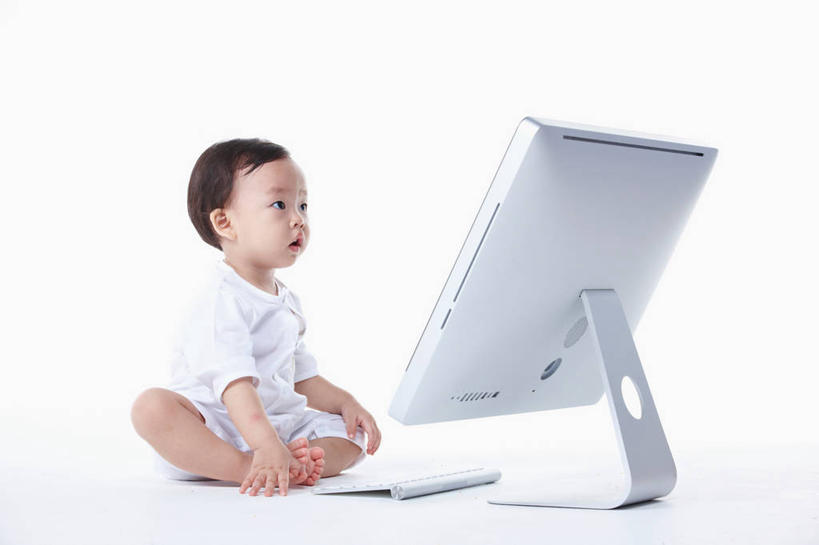 东方人,婴儿,儿童,一个人,坐,盘腿,横图,室内,白天,白色背景,侧面,婴儿服装,纯洁,电脑,显示器,键盘,亚洲,仅一个人,服装,网络,注视,黄种人,光脚,输入设备,通讯设备,小孩,衣服,观察,看,赤脚,台式电脑,可爱,摄影,服饰,活泼,影棚,观看,察看,衣着,穿着,关注,宝宝,通信设备,输出设备,纯真,烂漫,无邪,衣饰,电脑一体机,伶俐,天真,亚洲人,孩子,盘腿而坐,盘膝,盘着腿的,盘着腿坐,双腿交叉,坐着,彩图,全身,影棚拍摄,婴儿服,拍摄