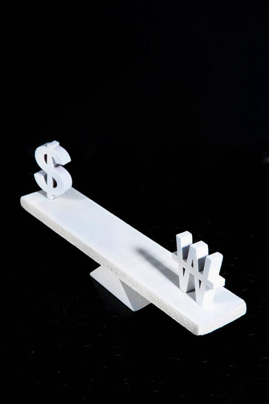 无人,竖图,室内,特写,白天,正面,游戏,钱,美元,静物,玩具,阴影,黑色背景,反射,英文,标志,钱币,文字,影子,字符,字母,汇率,美金,玩,娱乐,标识,运动器械,休闲,跷跷板,益智,金融,摄影,影棚,经济,活动,英文字母,发泄,消遣,智力,美圆,流通,贸易,宣泄,货币,美元符号,现金,玩耍,嬉戏,彩图,影棚拍摄,拍摄