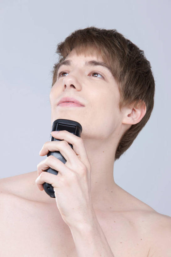 西方人,脸,头,脸颊,手,一个人,笑,微笑,竖图,室内,特写,白天,正面,欧洲,欧洲人,仅一个男性,仅一个人,握,灰色背景,剃须刀,拿,拿着,注视,裸露,肩膀,仅一个年轻男性,一个,观察,看,清洁,手部,护理,握着,摄影,影棚,单个,观看,单手,刮胡刀,察看,家电,家用电器,关注,剃须,裸,电动剃须刀,仪容,仪表,男人,男性,年轻男性,白种人,头部,脸部,脸蛋,面部,抬头,仰头,半身,彩图,影棚拍摄,拍摄,小家电