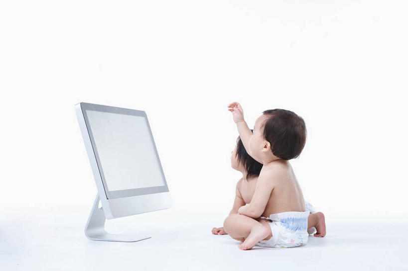 东方人,婴儿,儿童,两个人,坐,跪,举,横图,室内,白天,白色背景,侧面,纯洁,电脑,显示器,键盘,亚洲,网络,注视,黄种人,光脚,输入设备,通讯设备,尿布,纸尿裤,尿不湿,小孩,观察,看,托,赤脚,台式电脑,可爱,摄影,活泼,影棚,观看,察看,纸尿布,关注,宝宝,通信设备,输出设备,纯真,烂漫,无邪,纸尿片,电脑一体机,伶俐,天真,亚洲人,孩子,跪着,举起,举手,举着,抬头,向上举,向上伸,向上托,仰头,坐着,彩图,全身,影棚拍摄,拍摄