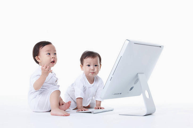 东方人,婴儿,儿童,两个人,坐,盘腿,横图,室内,白天,白色背景,正面,婴儿服装,纯洁,电脑,显示器,键盘,亚洲,服装,网络,注视,黄种人,光脚,输入设备,通讯设备,小孩,衣服,观察,看,赤脚,台式电脑,可爱,摄影,服饰,活泼,影棚,观看,察看,衣着,穿着,关注,宝宝,通信设备,输出设备,纯真,烂漫,无邪,衣饰,电脑一体机,伶俐,天真,亚洲人,孩子,盘腿而坐,盘膝,盘着腿的,盘着腿坐,双腿交叉,坐着,彩图,全身,影棚拍摄,婴儿服,拍摄