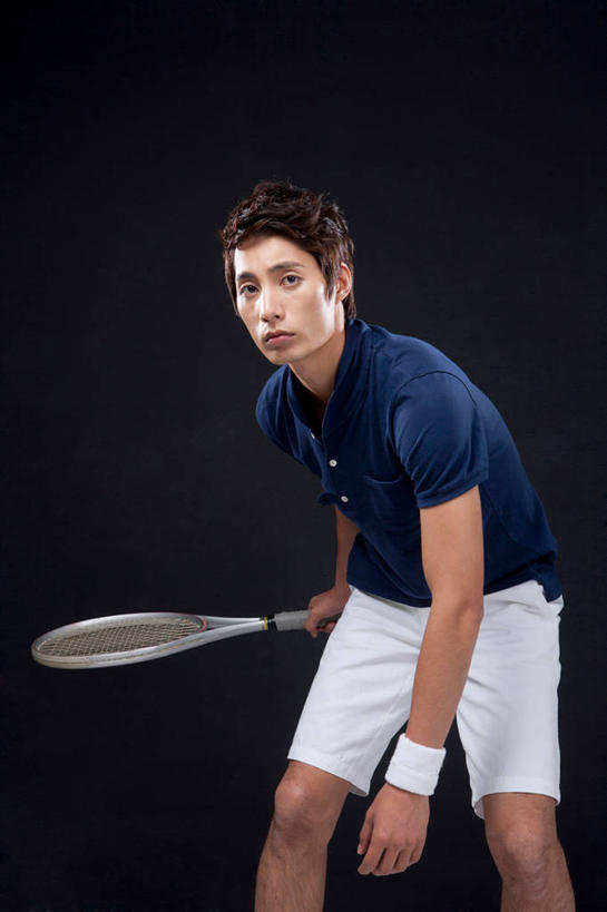 东方人,一个人,运动员,站,竖图,室内,白天,正面,运动服,网球,亚洲,仅一个男性,仅一个人,弯腰,握,黑色背景,服装,网球拍,护腕,球拍,网球装备,拿,网球运动员,拿着,注视,黄种人,运动器械,仅一个年轻男性,衣服,蓝色,观察,看,站着,健身器械,握着,摄影,服饰,影棚,观看,察看,衣着,穿着,关注,健身器材,弯身,衣饰,网球运动,男人,男性,年轻男性,亚洲人,体育运动员,运动选手,站立,半身,彩图,影棚拍摄,拍摄,运动器材,运动装