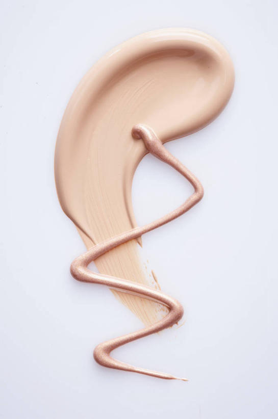 无人,竖图,俯视,室内,特写,白天,静物,阴影,灰色背景,反射,纹路,纹理,影子,褐色,化妆品,粉底液,摄影,影棚,粉底,修饰,护肤品,化妆用品,护肤用品,遮盖,吸脂,肌理,彩图,高角度拍摄,影棚拍摄,拍摄,防晒