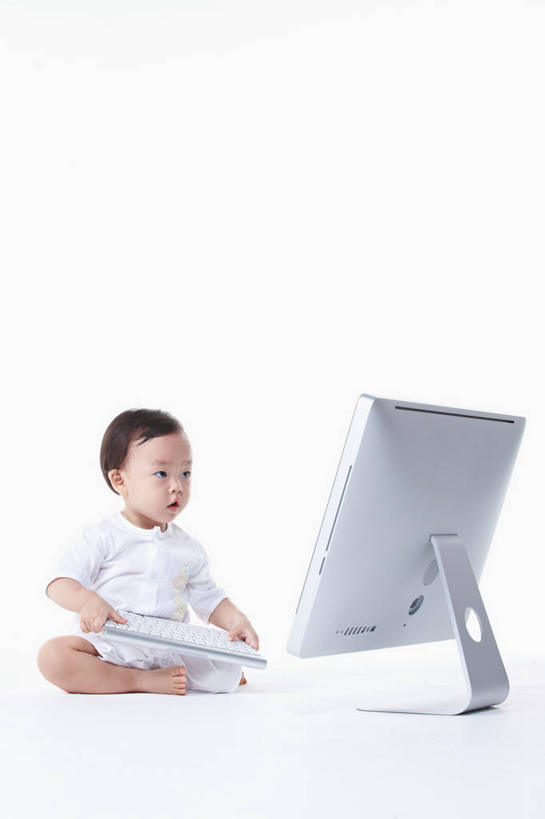 东方人,婴儿,儿童,一个人,坐,盘腿,竖图,室内,白天,白色背景,正面,婴儿服装,纯洁,电脑,显示器,键盘,亚洲,仅一个人,敲打,阴影,服装,反射,网络,影子,注视,黄种人,输入,输入设备,通讯设备,小孩,衣服,打字,观察,看,台式电脑,可爱,摄影,服饰,活泼,影棚,观看,点击,敲击,察看,衣着,穿着,关注,宝宝,通信设备,输出设备,纯真,烂漫,无邪,衣饰,电脑一体机,伶俐,天真,按键,电脑键盘,亚洲人,孩子,盘腿而坐,盘膝,盘着腿的,盘着腿坐,双腿交叉,坐着,彩图,全身,影棚拍摄,婴儿服,拍摄