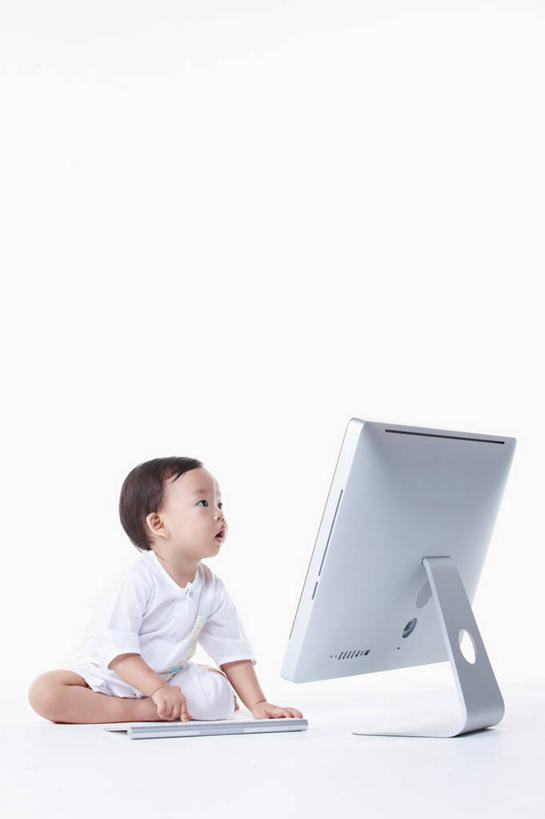 东方人,婴儿,儿童,一个人,坐,盘腿,竖图,室内,白天,白色背景,侧面,婴儿服装,纯洁,电脑,显示器,键盘,亚洲,仅一个人,敲打,阴影,服装,反射,网络,影子,注视,黄种人,输入,输入设备,通讯设备,小孩,衣服,打字,观察,看,台式电脑,可爱,摄影,服饰,活泼,影棚,观看,点击,敲击,察看,衣着,穿着,关注,宝宝,通信设备,输出设备,纯真,烂漫,无邪,衣饰,电脑一体机,伶俐,天真,按键,电脑键盘,亚洲人,孩子,盘腿而坐,盘膝,盘着腿的,盘着腿坐,双腿交叉,坐着,彩图,全身,影棚拍摄,婴儿服,拍摄