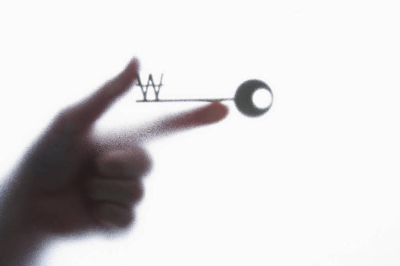 西方人,手,一个人,横图,室内,特写,白天,白色背景,正面,安全,钱,欧洲,欧洲人,仅一个男性,仅一个人,阴影,反射,标志,钱币,文字,影子,防护,钥匙,标识,仅一个年轻男性,一个,白色,手部,搭,金融,摄影,影棚,韩币,经济,单个,保护,单手,开启,搭着,封闭,保险,私密,流通,贸易,保全,周全,安稳,安定,防盗,平安,货币,现金,男人,男性,年轻男性,白种人,半身,彩图,影棚拍摄,拍摄,圜,韩币符号