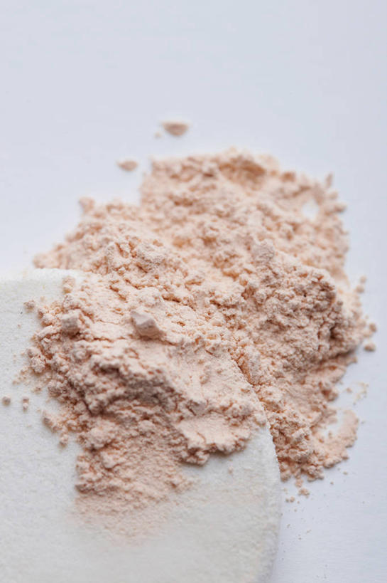 无人,竖图,俯视,室内,特写,白天,桌面,桌子,静物,一堆,许多,阴影,堆叠,堆积,灰色背景,反射,粉末,影子,很多,一个,粉色,灰色,粉扑,粉,摄影,影棚,单个,堆,美容工具,化妆工具,粉状,粉剂,彩图,高角度拍摄,影棚拍摄,拍摄