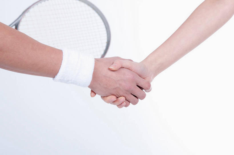 东方人,手,两个人,伙伴,朋友,运动员,握手,横图,室内,特写,白天,白色背景,正面,友谊,合作,团队,网球,亚洲,双手,阴影,反射,网球拍,影子,护腕,球拍,网球装备,网球运动员,黄种人,运动器械,一个,白色,手部,健身器械,战略,摄影,影棚,单个,健身器材,联合,合谋,配合,协作,网球运动,男人,男性,年轻男性,年轻女性,女人,女性,亚洲人,体育运动员,运动选手,搀手,拉手,手搀手,手拉手,手牵手,手握手,半身,彩图,影棚拍摄,拍摄,运动器材