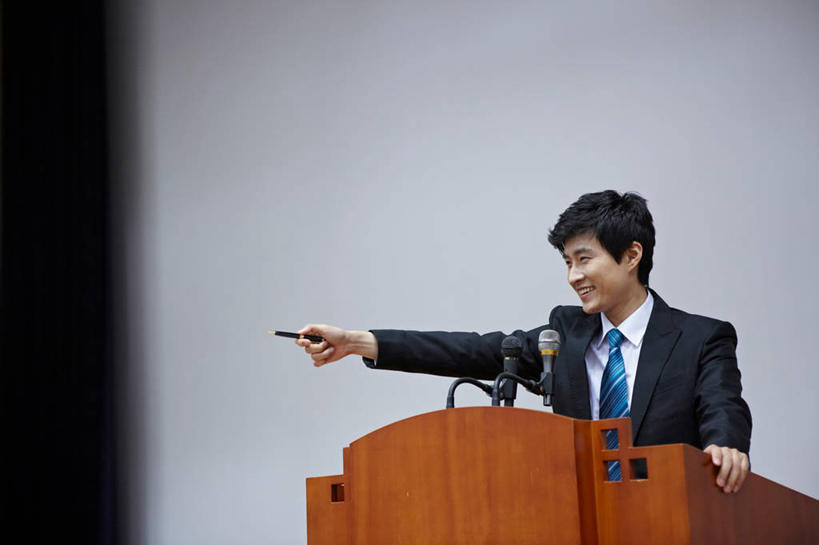 东方人,一个人,商务人士,商务男性,舞台,站,笑,微笑,露齿笑,横图,室内,白天,正面,衬衫,显示器,地板,亚洲,仅一个男性,仅一个人,握,指,阴影,套装,朦胧,模糊,反射,笔,屏幕,影子,支架,墙,办公用品,领带,地面,注视,指点,黄种人,显示屏,木地板,架子,墙壁,墙面,文具,仅一个年轻男性,两个,一个,白色,灰色,话筒,讲台,学习用品,观察,看,站着,握着,单个,观看,支撑,文具用品,一支,察看,麦克风,指向,象征,庄重,关注,扩音器,话筒架,演说台,商务装,身份,传声器,工薪阶层,输出设备,演讲台,正式,地位,微音器,男人,男性,年轻男性,亚洲人,白领,上班族,表演台,站立,半身,彩图,衬衣,麦克风架