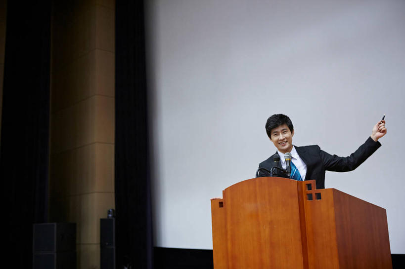 东方人,一个人,商务人士,商务男性,舞台,站,笑,微笑,露齿笑,横图,室内,白天,正面,衬衫,显示器,地板,亚洲,仅一个男性,仅一个人,握,指,阴影,套装,朦胧,模糊,反射,笔,屏幕,影子,支架,墙,办公用品,领带,地面,注视,指点,黄种人,显示屏,木地板,架子,墙壁,墙面,文具,仅一个年轻男性,两个,一个,白色,灰色,话筒,讲台,学习用品,观察,看,站着,握着,单个,观看,支撑,文具用品,一支,察看,麦克风,指向,象征,庄重,关注,扩音器,话筒架,演说台,商务装,身份,传声器,工薪阶层,输出设备,演讲台,正式,地位,微音器,男人,男性,年轻男性,亚洲人,白领,上班族,表演台,站立,半身,彩图,衬衣,麦克风架