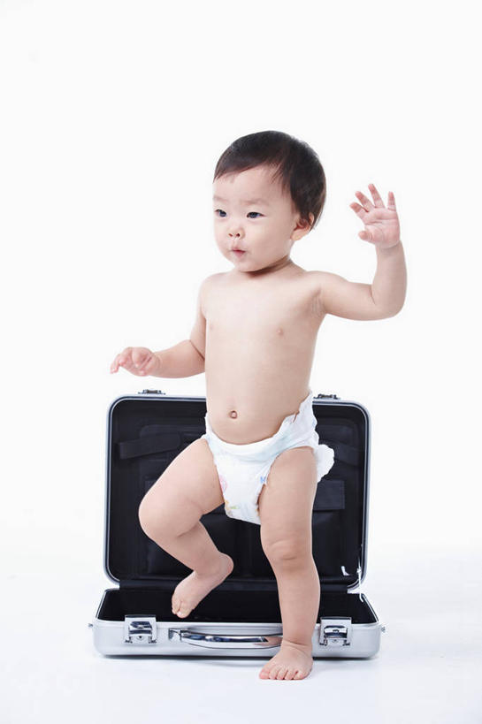 东方人,婴儿,儿童,一个人,站,竖图,室内,白天,白色背景,正面,纯洁,金属制品,亚洲,仅一个人,阴影,反射,金属,包,公文包,影子,注视,黄种人,光脚,裸露,尿布,纸尿裤,尿不湿,一个,小孩,白色,观察,看,站着,赤脚,可爱,摄影,活泼,影棚,单个,赤裸,公事包,观看,察看,纸尿布,关注,宝宝,裸,纯真,烂漫,无邪,纸尿片,伶俐,天真,亚洲人,孩子,站立,彩图,全身,影棚拍摄,拍摄