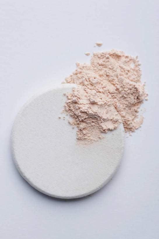 无人,竖图,俯视,室内,特写,白天,白色背景,静物,圆形,粉饼,粉末,图形,圆,几何,一个,白色,粉扑,化妆品,粉,摄影,影棚,单个,修饰,美容工具,护肤品,化妆用品,数学,护肤用品,遮盖,化妆工具,吸脂,粉状,粉剂,彩图,高角度拍摄,影棚拍摄,拍摄,几何图形,平面图形,防晒