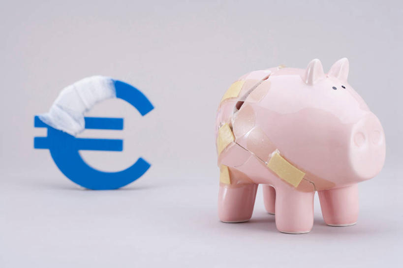 无人,横图,室内,特写,白天,白色背景,正面,钱,静物,标志,钱币,纱布,文字,欧元,标识,一个,容器,医疗用品,储蓄罐,器皿,治疗,储蓄,存钱,金融,理财,摄影,影棚,经济,单个,固定,医疗,医疗设备,资金,存钱罐,胶布,存款,流通,贸易,贮钱罐,储钱罐,扑满,止血,货币,绷带,创可贴,彩图,影棚拍摄,拍摄,欧元符号