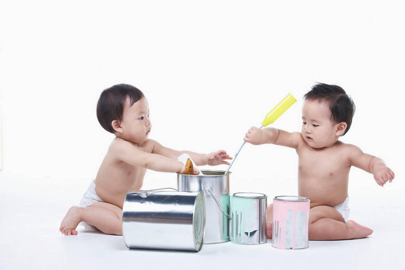 东方人,婴儿,儿童,两个人,坐,横图,室内,白天,白色背景,正面,纯洁,装修,金属制品,亚洲,握,金属,铁桶,桶,拿,拿着,注视,黄种人,装潢,裸露,尿布,纸尿裤,尿不湿,小孩,粉刷,容器,刷子,观察,看,可爱,握着,摄影,活泼,影棚,观看,储藏,油漆,滚筒刷,涂料,察看,纸尿布,储存,关注,宝宝,裸,纯真,烂漫,无邪,滚刷,纸尿片,伶俐,天真,亚洲人,孩子,坐着,彩图,全身,影棚拍摄,拍摄,贮存,滚筒