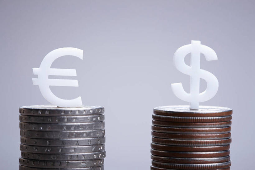 无人,横图,室内,特写,白天,正面,钱,美元,静物,一排,许多,灰色背景,整齐,标志,钱币,文字,很多,美金,欧元,标识,排列,金融,摄影,影棚,经济,堆,队列,美圆,流通,贸易,货币,美元符号,现金,硬币,彩图,影棚拍摄,拍摄,欧元符号