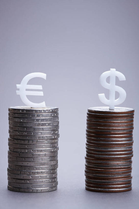 无人,竖图,室内,特写,白天,正面,钱,美元,静物,一排,许多,灰色背景,整齐,标志,钱币,文字,很多,美金,欧元,标识,排列,金融,摄影,影棚,经济,堆,队列,美圆,流通,贸易,货币,美元符号,现金,硬币,彩图,影棚拍摄,拍摄,欧元符号