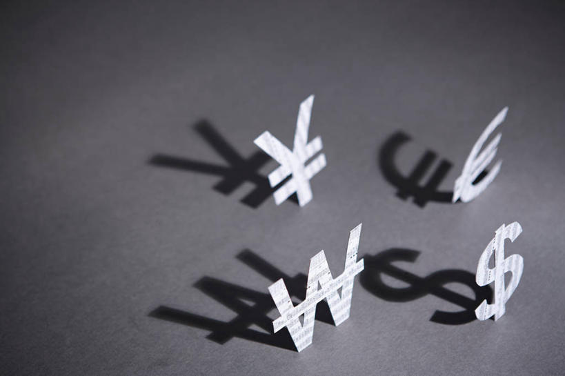 无人,横图,俯视,室内,特写,白天,钱,美元,静物,阴影,灰色背景,反射,标志,钱币,文字,影子,美金,标识,四个,金融,摄影,影棚,经济,美圆,流通,贸易,货币,美元符号,现金,彩图,高角度拍摄,影棚拍摄,拍摄,欧元符号,英镑符号,人民币符号