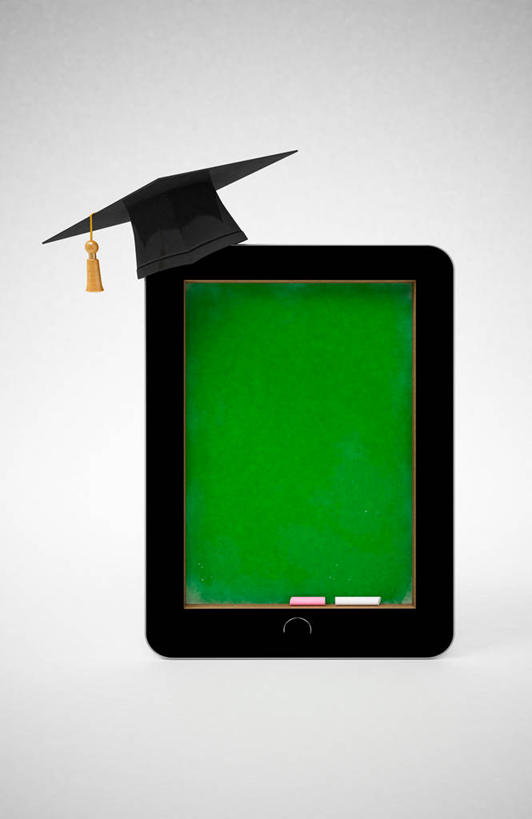 无人,学生,竖图,室内,特写,白天,白色背景,正面,静物,笔,工具,黑色,粉笔,学习用品,黑板,教学,摄影,流苏,影棚,文具用品,学士帽,毕业,学士服,一顶,垂布,学士袍,耐磨,白垩,教学黑板,彩图,影棚拍摄,拍摄