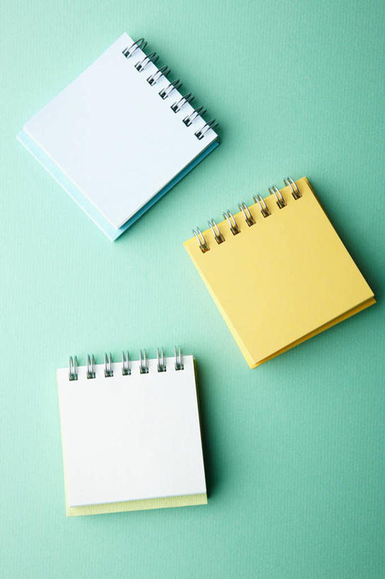 无人,竖图,俯视,室内,特写,白天,桌子,静物,绿色背景,阴影,反射,影子,记事本,书桌,本子,笔记本,课桌,三本,摄影,影棚,彩图,高角度拍摄,影棚拍摄,拍摄