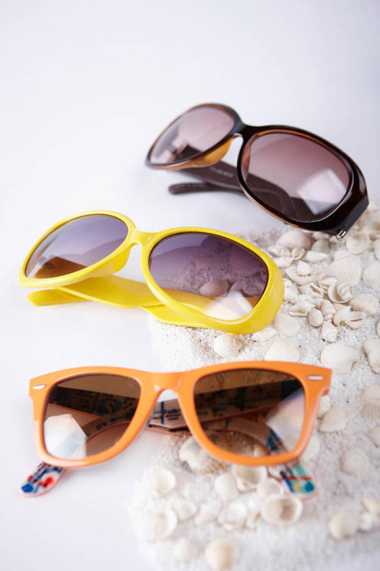 无人,竖图,俯视,室内,特写,白天,白色背景,贝壳,阴影,反射,墨镜,眼镜,影子,太阳镜,太阳眼镜,遮阳镜,摄影,影棚,三幅,贝类外壳,海螺壳,软体动物外壳,彩图,高角度拍摄,影棚拍摄,拍摄