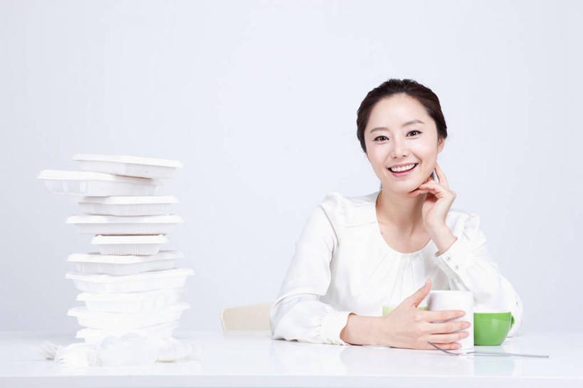 东方人,一个人,坐,笑,微笑,露齿笑,横图,室内,白天,白色背景,正面,桌子,杯子,餐具,亚洲,仅一个年轻女性,仅一个女性,仅一个人,一堆,许多,撑,阴影,堆叠,堆积,服装,反射,瓷器,影子,咖啡杯,陶瓷制品,很多,托腮,注视,休闲装,黄种人,书桌,衣服,课桌,容器,观察,看,托,休闲,休闲服,摄影,服饰,影棚,观看,储藏,堆,察看,储存,关注,托下巴,瓷杯,一次性饭盒,单手托腮,年轻女性,女人,女性,亚洲人,进餐用具,坐着,半身,彩图,影棚拍摄,拍摄,一次性餐盒,贮存