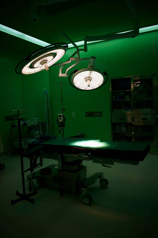 无人,医院,竖图,室内,白天,正面,床,照明,灯光,灯,灯具,照亮,手术,医疗设备,手术室,照明设备,医疗器械,手术台,无影灯,医疗机构,手术床,彩图,病院,诊所