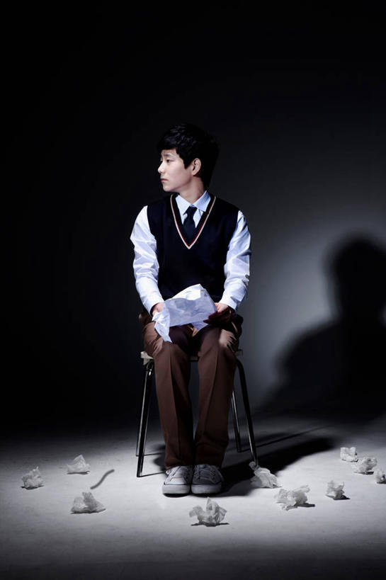 东方人,一个人,学生,坐,竖图,室内,白天,正面,衬衫,制服,椅子,亚洲,仅一个男性,仅一个人,阴影,黑色背景,服装,反射,影子,纸,木椅,领带,扭头,注视,黄种人,仅一个年轻男性,观察,看,转头,校服,摄影,影棚,观看,试卷,察看,考试,关注,测验,考卷,考察,学生服,评比,男人,男性,年轻男性,亚洲人,坐着,彩图,全身,影棚拍摄,衬衣,拍摄