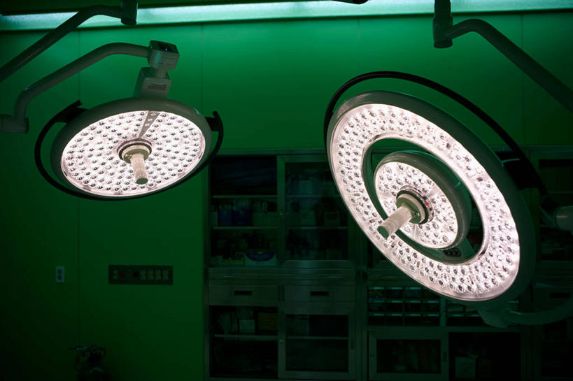 无人,医院,横图,室内,白天,正面,照明,阴影,光线,影子,灯光,灯,两个,灯具,照亮,手术,手术室,照明设备,无影灯,医疗机构,彩图,病院,诊所