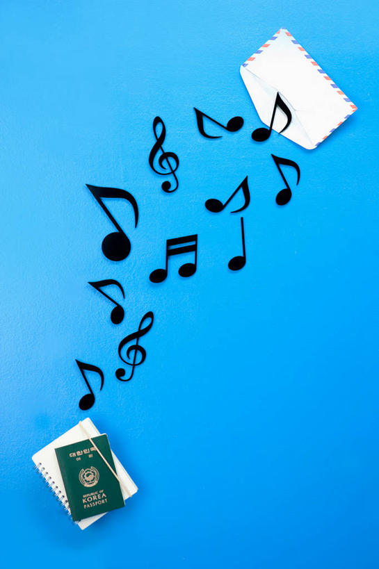 无人,竖图,俯视,室内,特写,白天,静物,蓝色背景,传递,信息,邮件,记事本,联系,音乐,本子,笔记本,联络,邮递,通信,摄影,影棚,信件,护照,证明,节拍,通行,乐符,音符,身份,邮政,符头,符干,符尾,乐章,彩图,高角度拍摄,影棚拍摄,拍摄