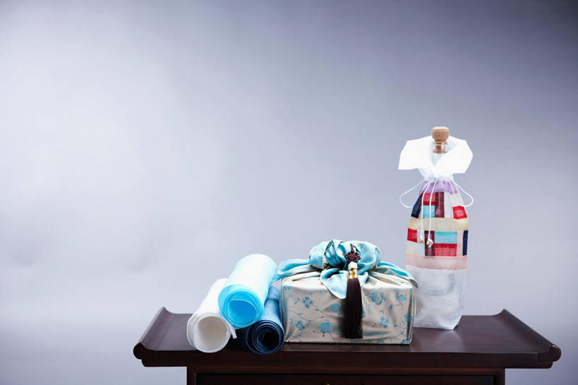 无人,横图,室内,特写,白天,正面,餐桌,桌子,礼盒,礼物,花纹,装饰,包装,包装纸,布,丝绸,丝带,图案,纸,纸盒,缎带,纸张,布纹,红酒瓶,玻璃制品,绸带,盒子,酒瓶,一个,包装盒,玻璃瓶,瓶子,礼品盒,摄影,礼品,影棚,单个,餐台,华丽,修饰,布匹,点缀,包装材料,牛皮纸,葡萄酒瓶,衬托,美观,雅致,雅观,彩图,影棚拍摄,拍摄