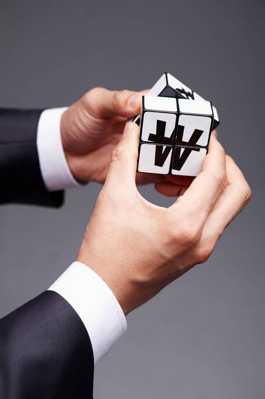 东方人,手,一个人,商务人士,商务男性,竖图,俯视,室内,特写,白天,衬衫,游戏,智慧,神秘,玩具,亚洲,双手,仅一个男性,仅一个人,握,灰色背景,套装,标志,文字,拿,玩,拿着,黄种人,娱乐,标识,仅一个年轻男性,休闲,手部,魔方,益智,握着,摄影,影棚,活动,发泄,消遣,智力,神奇,商务装,工薪阶层,宣泄,奥秘,鲁比克方块,魔术方块,扭计骰,男人,男性,年轻男性,亚洲人,白领,上班族,玩耍,嬉戏,半身,彩图,高角度拍摄,影棚拍摄,衬衣,拍摄,韩币符号