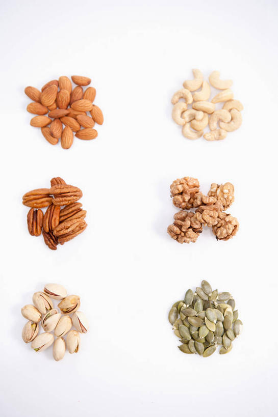 点心,无人,竖图,俯视,室内,特写,白天,白色背景,杏仁,一堆,许多,堆叠,堆积,核桃,食品,坚果,果实,很多,小吃,食物,干果,零食,摄影,影棚,堆,瓜子,无名子,腰果,开心果,碧根果,胡桃,葵花籽,胡棒子,鸡腰果,介寿果,绿仁果,羌桃,长寿果,葵花子,杏子,杏梅仁,杏核仁,木落子,苦杏仁,彩图,高角度拍摄,影棚拍摄,拍摄