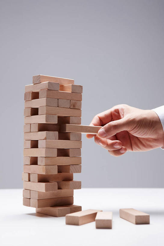 东方人,手,一个人,竖图,室内,特写,白天,正面,游戏,智慧,玩具,亚洲,仅一个男性,仅一个人,握,阴影,灰色背景,反射,影子,拿,玩,拿着,黄种人,娱乐,仅一个年轻男性,休闲,手部,积木,益智,握着,摄影,影棚,活动,单手,思维,发泄,消遣,智力,想象,抽积木,宣泄,男人,男性,年轻男性,亚洲人,玩耍,嬉戏,半身,彩图,影棚拍摄,拍摄