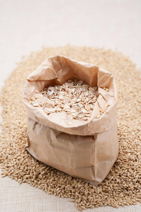 无人,竖图,俯视,室内,特写,白天,白色背景,餐桌,桌子,袋子,一堆,许多,阴影,堆叠,堆积,反射,影子,谷类,谷物,米,很多,麻袋,大米,一个,容器,糙米,摄影,影棚,单个,餐台,储藏,堆,储存,玄米,彩图,高角度拍摄,影棚拍摄,拍摄,贮存