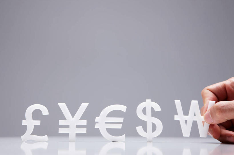 东方人,手,一个人,横图,室内,特写,白天,正面,钱,美元,亚洲,仅一个男性,仅一个人,一排,许多,握,阴影,灰色背景,整齐,反射,标志,钱币,文字,影子,很多,美金,拿,拿着,黄种人,标识,排列,仅一个年轻男性,手部,握着,金融,摄影,影棚,经济,单手,队列,美圆,流通,贸易,货币,美元符号,现金,男人,男性,年轻男性,亚洲人,半身,彩图,影棚拍摄,拍摄,欧元符号,英镑符号,人民币符号