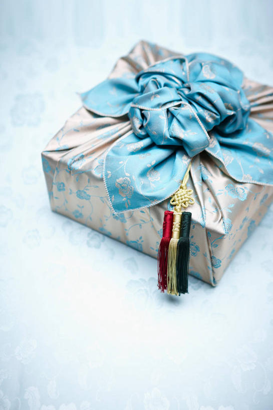 无人,竖图,俯视,室内,特写,白天,静物,工艺美术品,阴影,花纹,蓝色背景,艺术,反射,布,图案,影子,艺术品,布纹,一个,工艺品,摄影,影棚,单个,工艺,布匹,美术,风吕敷,包袱布,彩图,高角度拍摄,影棚拍摄,拍摄