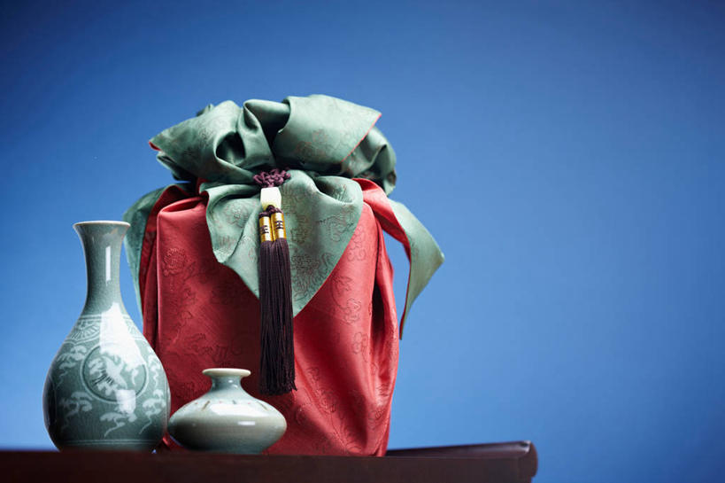 无人,横图,室内,特写,白天,正面,桌面,桌子,静物,玉,阴影,花纹,蓝色背景,反射,木制,布,雕刻,丝绸,丝带,图案,影子,陶瓷,木桌,缎带,陶瓷制品,布纹,绸带,酒瓶,木制品,瓶子,摄影,奢侈品,玉雕,影棚,布匹,玉器,贵重,珍贵,玉石,玉佩,风吕敷,包袱布,宝贵,彩图,影棚拍摄,拍摄,木桌子