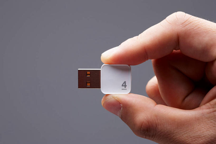 东方人,手,一个人,横图,室内,特写,白天,正面,数据,亚洲,仅一个男性,仅一个人,握,阴影,灰色背景,反射,信息,影子,黄种人,存储介质,仅一个年轻男性,一个,手部,握着,摄影,影棚,单个,单手,存储,u盘,优盘,USB闪存盘,闪存盘,闪存,可移动存储设备,移动存储,男人,男性,年轻男性,亚洲人,半身,彩图,影棚拍摄,拍摄