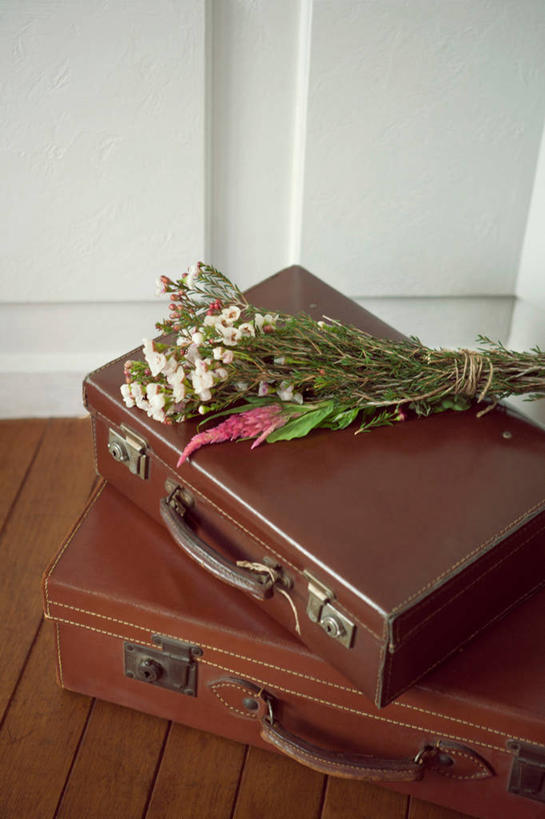 无人,竖图,俯视,室内,特写,白天,地板,阴影,盛开,反射,包,影子,墙,地面,花蕾,旅行包,木地板,墙壁,墙面,花,花瓣,花朵,鲜花,两个,白色,花苞,花蕊,旅游包,提包,彩图,高角度拍摄